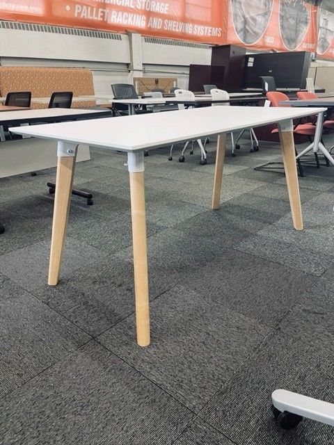 Safco Resi Desk 60" W x 30" D - (White/Maple)