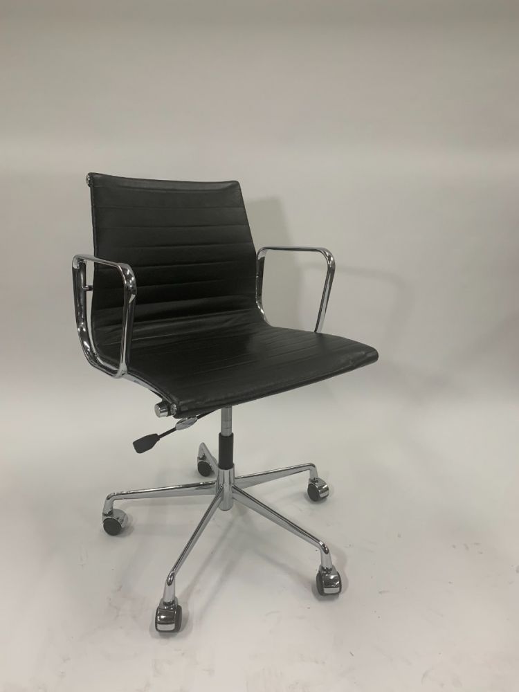 Mid-Back Modern Conference Chair (Black Leatherette)