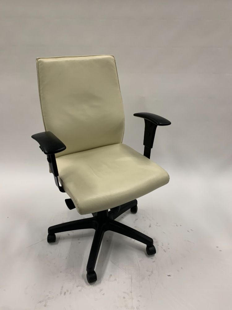 Compel Conference Chair (Pearl Leatherette)