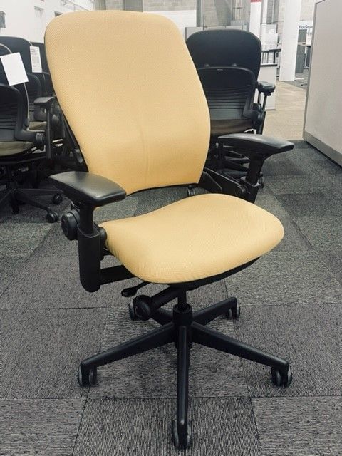 Pre-Owned Steelcase Leap V2 (Chamois/Black)